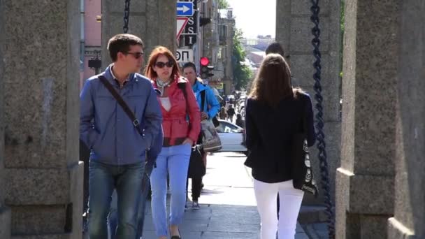 Streets Of St. Petersburg. Pedestrians — Stock Video