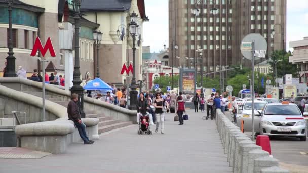 JUNE 07, 2015 Komsomolskaya metro entrance. — Stock Video