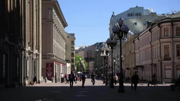 Arbat street, Moskva, Ryssland. Fotgängarna. — Stockvideo