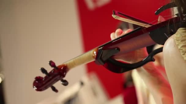 Ragazza che suona il violino elettrico — Video Stock
