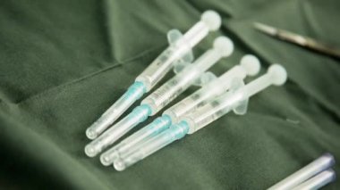 Tıbbi şırınga cerrahi masaya yalan