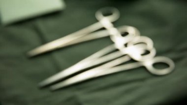 Cerrahi makas cerrahi masanın üzerinde yatan