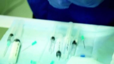 Bir hemşire şırınga ile girer hastanın el infusional