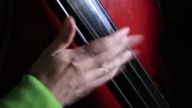 Kontrbas üzerinde oynama