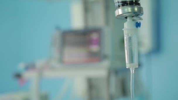 Дроппер на тлі монітора пацієнта — стокове відео