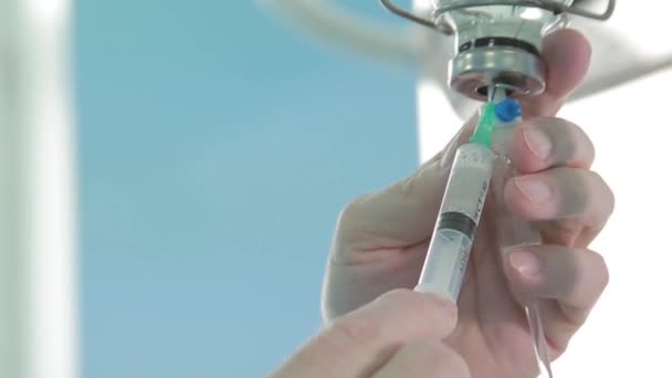 De verpleegkundige neemt de infusie van de dripper — Stockvideo