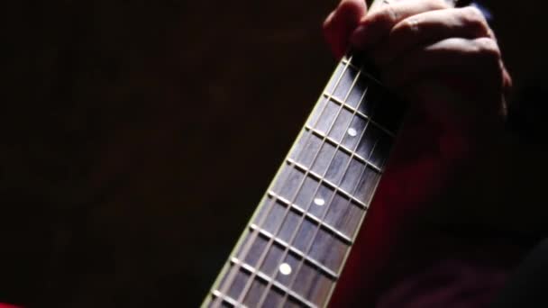 Playing guitar. Fingers musician strumming guitar — Stock Video