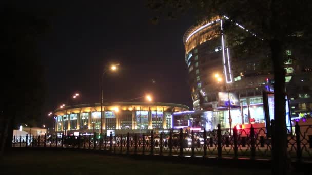 Олимпик Авеню, ночью, при свете уличных фонарей — стоковое видео