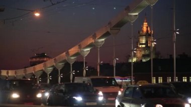 Moskova. Krymsky İçişleri Bakanlığı binasının arka plan köprüde. Akşam