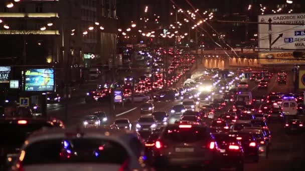 Kvällen trafik i Moskva — Stockvideo