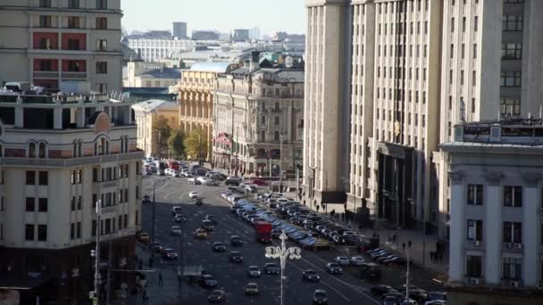Moskou. Het verkeer van auto's op de straat Okhotny Ryad — Stockvideo