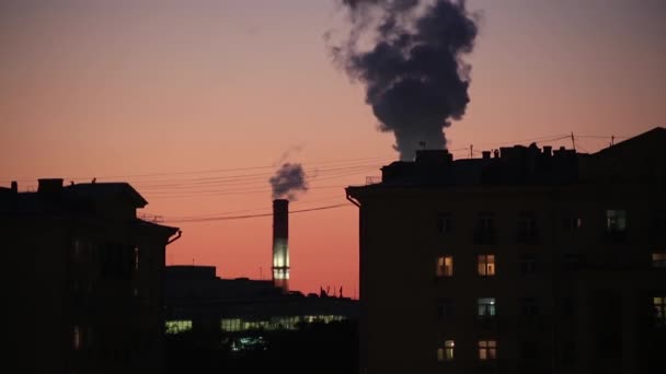 Al tramonto, il fumo che esce dai camini della fabbrica in città — Video Stock