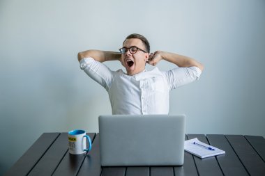 Ofiste iş yerinde yorgun genç adam