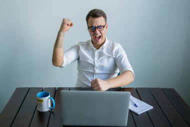 Ofisteki genç adam.