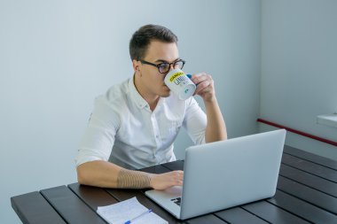 Ofisteki genç adam.