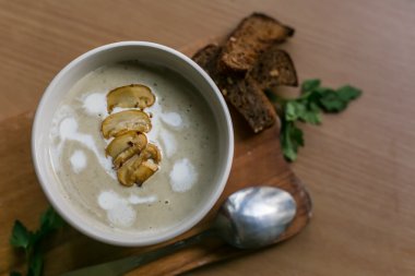 ahşap masa üzerinde bir kabın içinde ev yapımı mantar çorbası