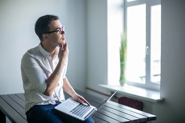 Jeune homme au travail dans le bureau — Photo