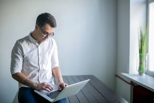 Jeune homme au travail dans le bureau — Photo