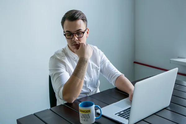 Jovem no trabalho no escritório — Fotografia de Stock