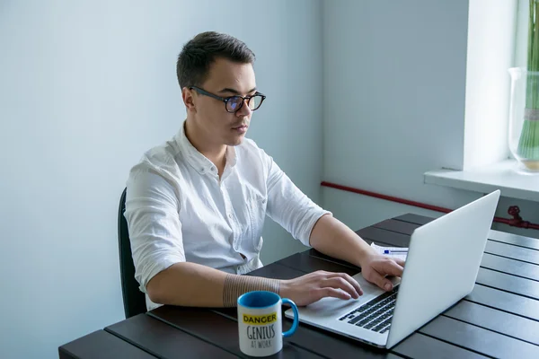 Jeune homme au travail dans le bureau — Photo