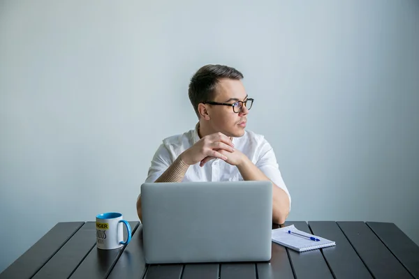 Jovem no trabalho no escritório — Fotografia de Stock