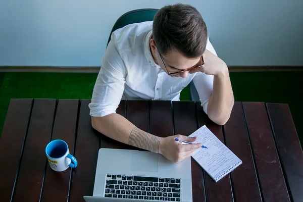 Junger Mann bei der Arbeit im Büro — Stockfoto