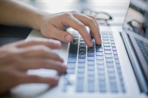 Hände tippen auf der Tastatur Nahaufnahme — Stockfoto