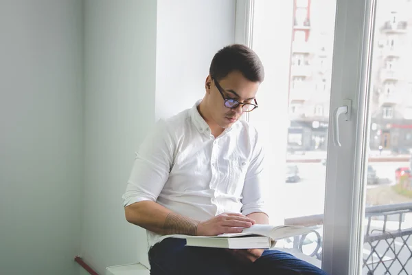 Man läser en bok — Stockfoto