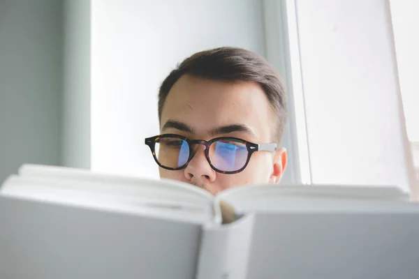 Man die een boek leest — Stockfoto