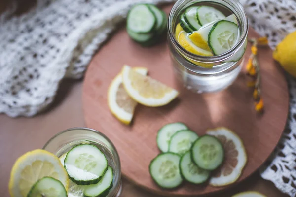 Agua de limón y pepino infundida —  Fotos de Stock
