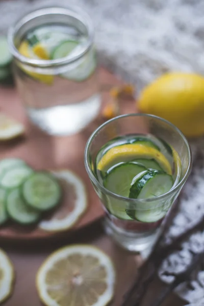 Наполягає лимонна та огіркова вода — стокове фото