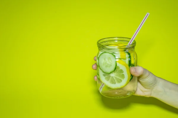 Наполягає лимонна та огіркова вода — стокове фото
