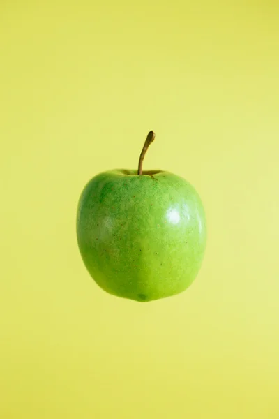 Grönt äpple — Stockfoto