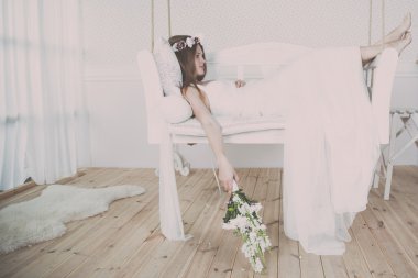 Güzel genç neşeli ve mutlu sarışın gelin rustik klasik ahşap dekorasyon düğün buket ile yalnız