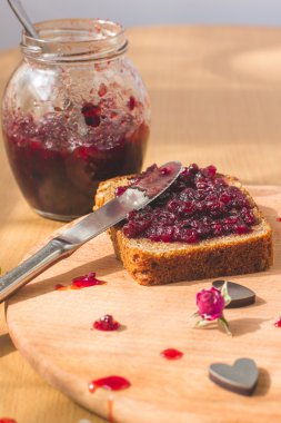 Taze pişmiş ev yapımı sağlıklı ekmek blackcurrant ile reçeli - taze organik meyve bahçesinden ev yapımı reçel. Rustik dekorasyonda ahşap masa arka plan üzerinde meyve reçel. Mükemmel tatlı Kahvaltı