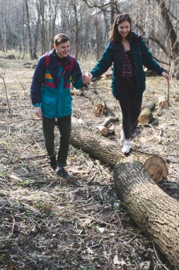 Seyahat ve ormanda ormanda yürüyüş sırasında genç güzel mutlu hippi çift esmer kız ve adam çok eğlenceli zaman