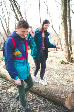 Seyahat ve ormanda ormanda yürüyüş sırasında genç güzel mutlu hippi çift esmer kız ve adam çok eğlenceli zaman