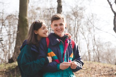 Seyahat ve ormanda ormanda yürüyüş sırasında genç güzel mutlu hippi çift esmer kız ve adam çok eğlenceli zaman