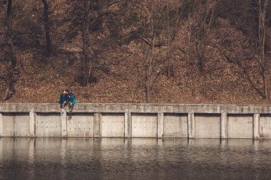 Seyahat ve ormanda ormanda yürüyüş sırasında genç güzel mutlu hippi çift esmer kız ve adam çok eğlenceli zaman