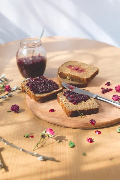 Pain maison sain frais cuit au four avec confiture de cassis - confiture maison aux fruits frais biologiques du jardin. En décoration rustique, confiture de fruits sur fond de table en bois. Petit déjeuner sucré parfait — Photo