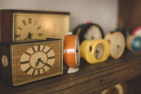 Relojes antiguos en un estante con filtro de instagram vintage de la vieja escuela —  Fotos de Stock