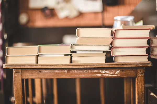 Old books on a shelf with oldschool vintage instagram filter — Stock Photo, Image