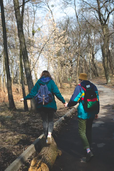 Jeune beau couple hipster heureux fille brune et mec avoir beaucoup de plaisir tout en voyageant et en marchant dans la forêt — Photo