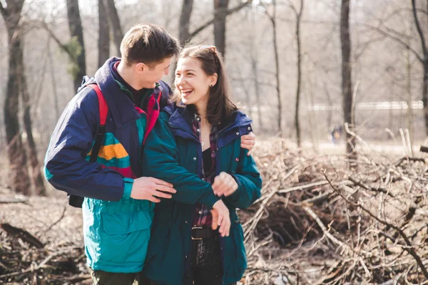 Jeune beau couple hipster heureux fille brune et mec avoir beaucoup de plaisir tout en voyageant et en marchant dans la forêt — Photo