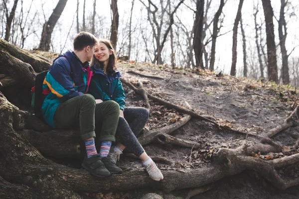 Jeune beau couple hipster heureux fille brune et mec avoir beaucoup de plaisir tout en voyageant et en marchant dans la forêt — Photo