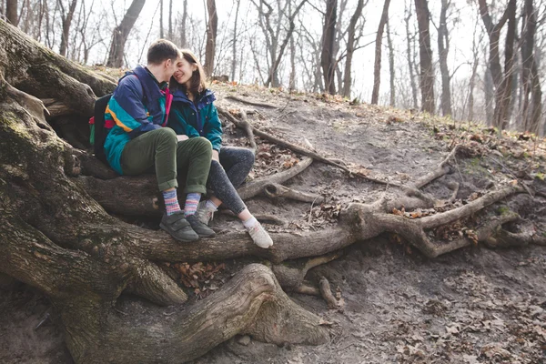 Jeune beau couple hipster heureux fille brune et mec avoir beaucoup de plaisir tout en voyageant et en marchant dans la forêt — Photo