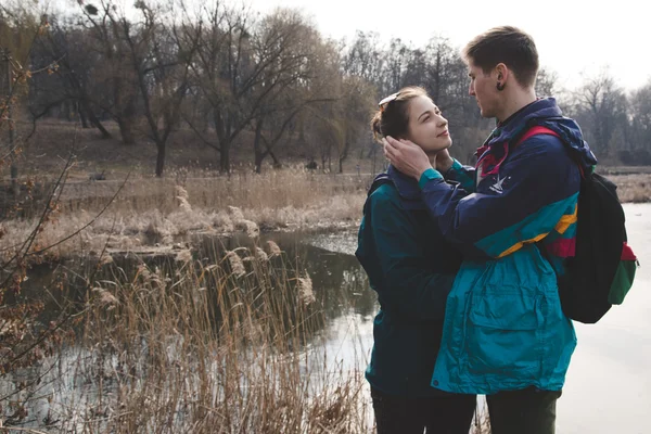 Jeune beau couple hipster heureux fille brune et mec avoir beaucoup de plaisir tout en voyageant et en marchant dans la forêt — Photo