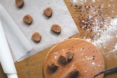 Kurabiye ev yapımı hazırlık tarifi adım malzemeler ahşap masa üzerinde un, kakao tozu, hamur pasta ve pasta hazır freash lezzetli tatlı kurabiye üstünde belgili tanımlık yan gitmeye hazır dilimlenmiş