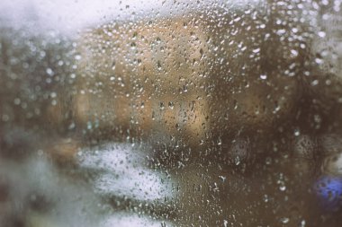 pencere retro filtre şehir arka plan üzerinde yağmur damlaları