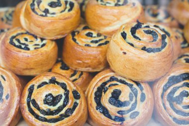 ekmek ve kahve dükkanı bar lezzetli taze pişmiş tarçın kuru üzüm ile rulo